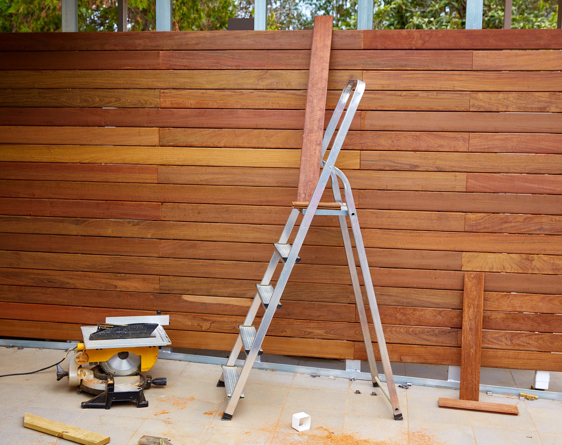 8904.jpg fence installation carpenter